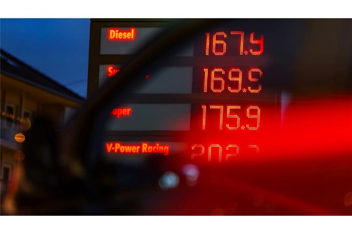 Während Strom und Gas erschwinglicher wurden, mussten Autofahrer an der Tankstelle für Sprit tiefer in die Tasche greifen. (Symbolbild)
