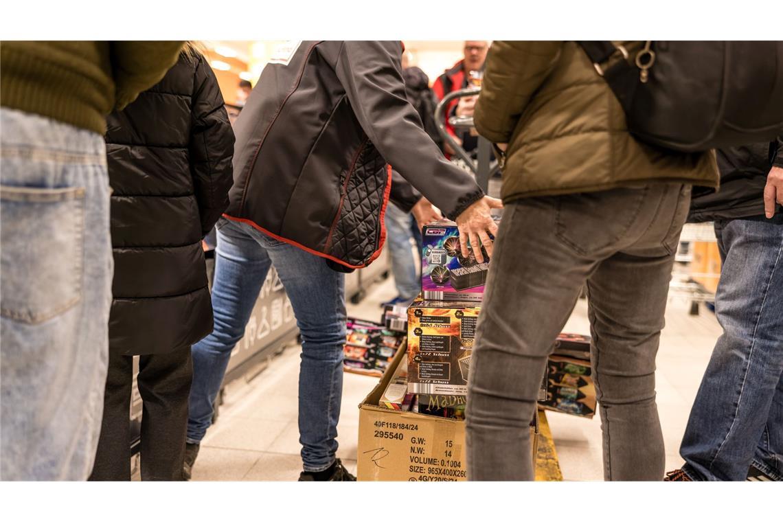 Volle Warentische - Silvestergeschäft angelaufen Während Supermarkt-Mitarbeiter noch die Regale einräumen, warten die ersten Kunden schon aufs Feuerwerk.