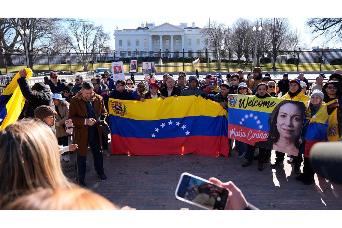 Während Trump Machado trifft, versammeln sich Menschen vor dem Weißen Haus.
