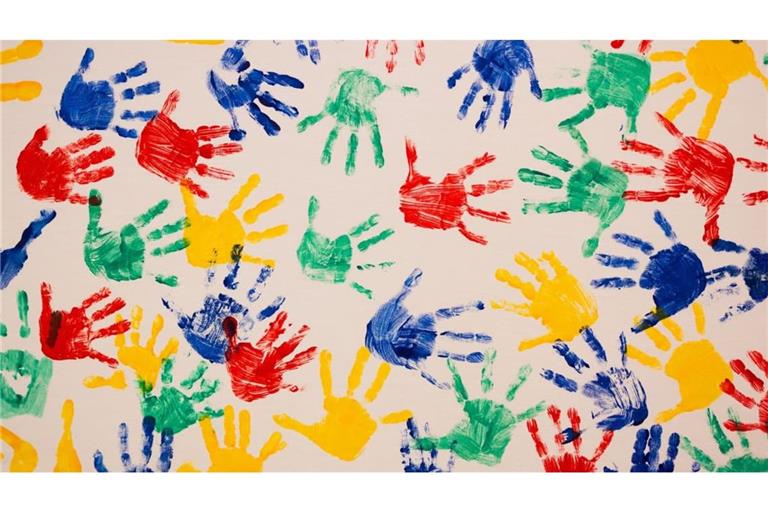 Während Wohnräume in gemieteten Wohnungen in neutralen Farben zurückgegeben werden müssen, ist in Kinderzimmern eine „kindgerechte, typische Wandgestaltung“ erlaubt – und muss beim Auszug auch nicht entfernt oder überstrichen werden.