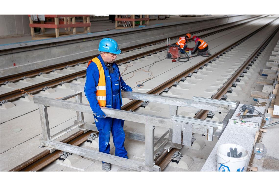Axel Milberg als Ingenieur auf der S-21-Baustelle Währenddessen arbeiten die Bauarbeiter unbeeindruckt weiter.