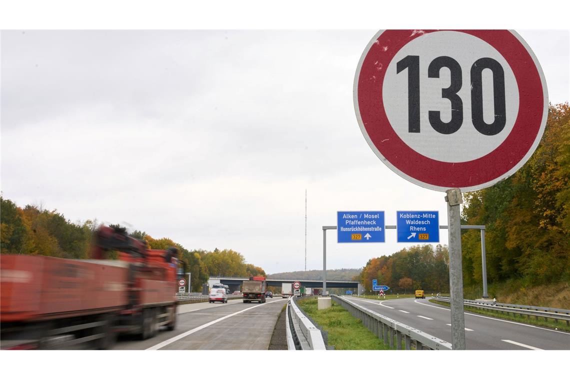 Wäre auch eine Möglichkeit, um Spritkosten zu sparen: ein Tempolimit.