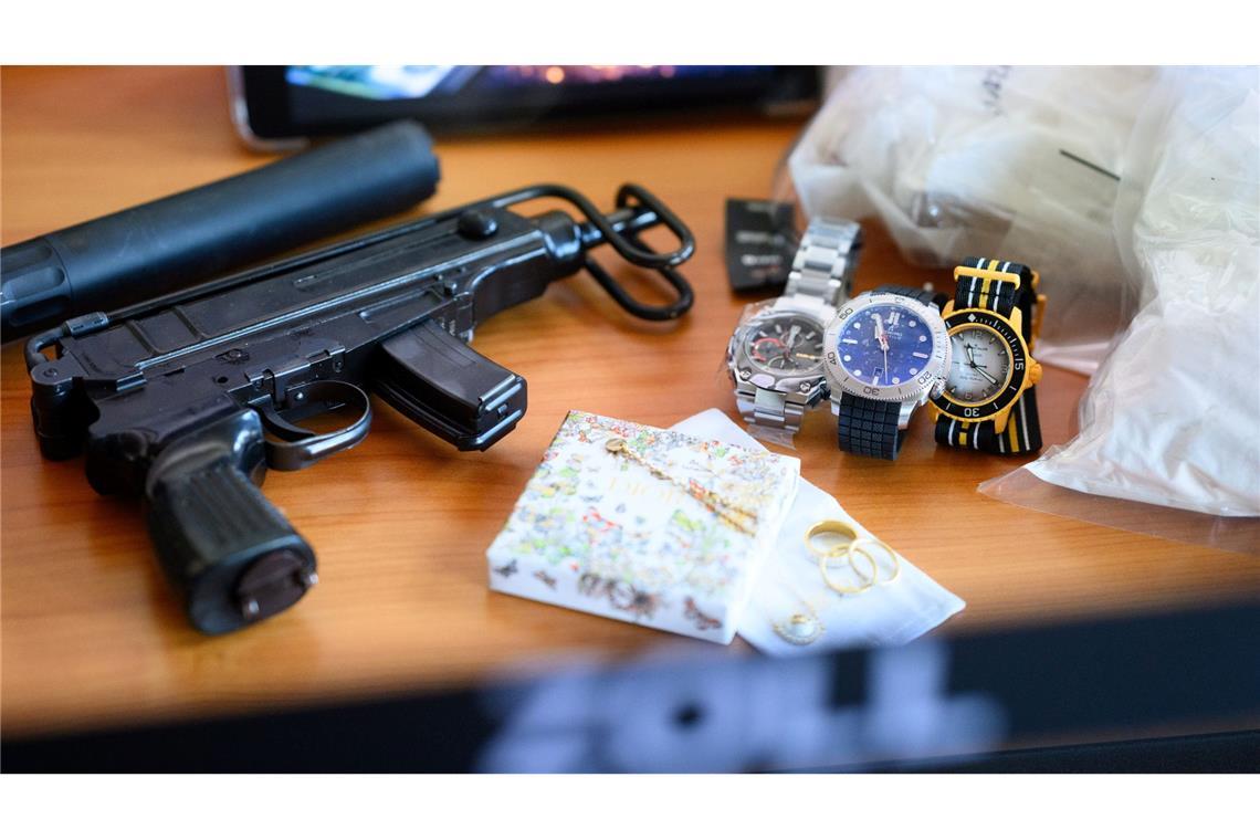 Waffen, Drogen, Luxusuhren - der Zoll wird bei Verbrecherbanden immer wieder fündig.