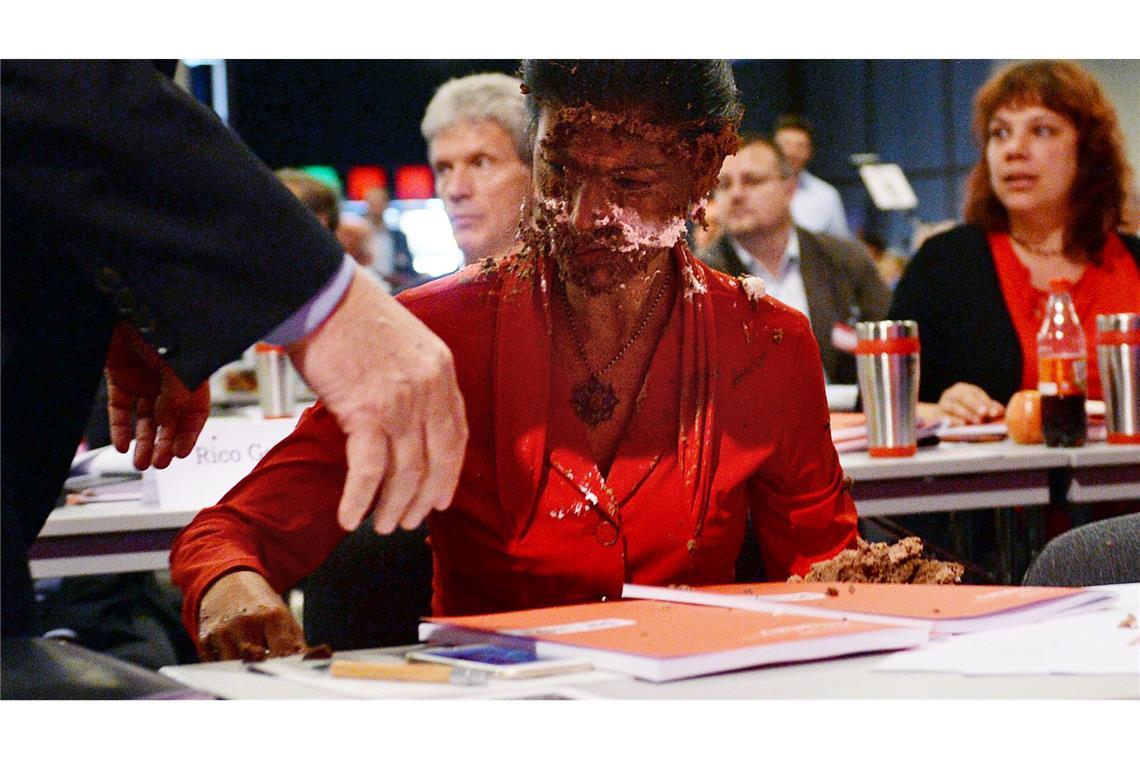 Als Politiker mit Lebensmitteln und Farbe attackiert wurden Wagenknecht wird von einer Sahnetorte mitten ins Gesicht getroffen. (Archivbild)