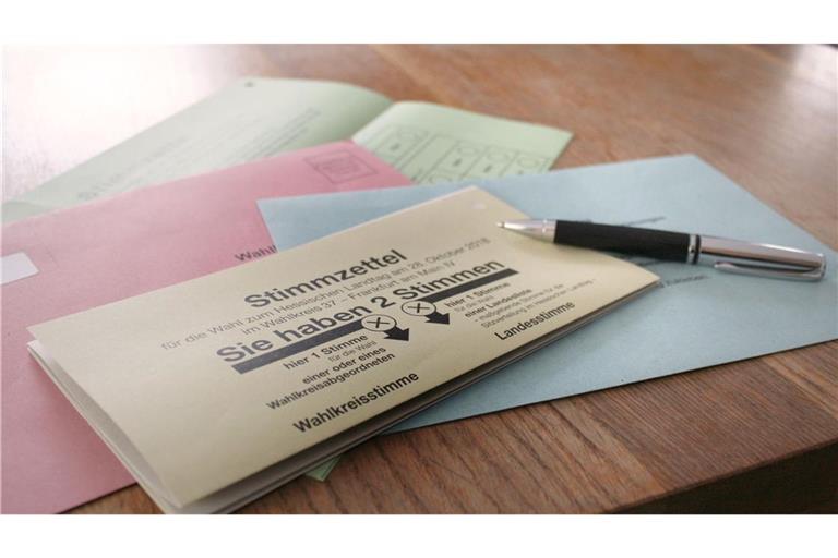 Wahlbrief, Stimmzettel und Erklärung – nur vollständig und fristgerecht abgegeben wird die Stimme gezählt. (Symbolbild)