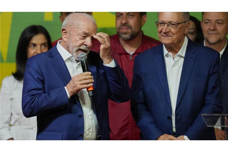 Wahlen in Brasilien: Präsident Luiz Inácio Lula da Silva, der sich um eine Wiederwahl bewirbt, spricht zu seinen Anhängern, nachdem er sich nach dem ersten Wahlgang für die Stichwahl um das Präsidentenamt qualifiziert hat.