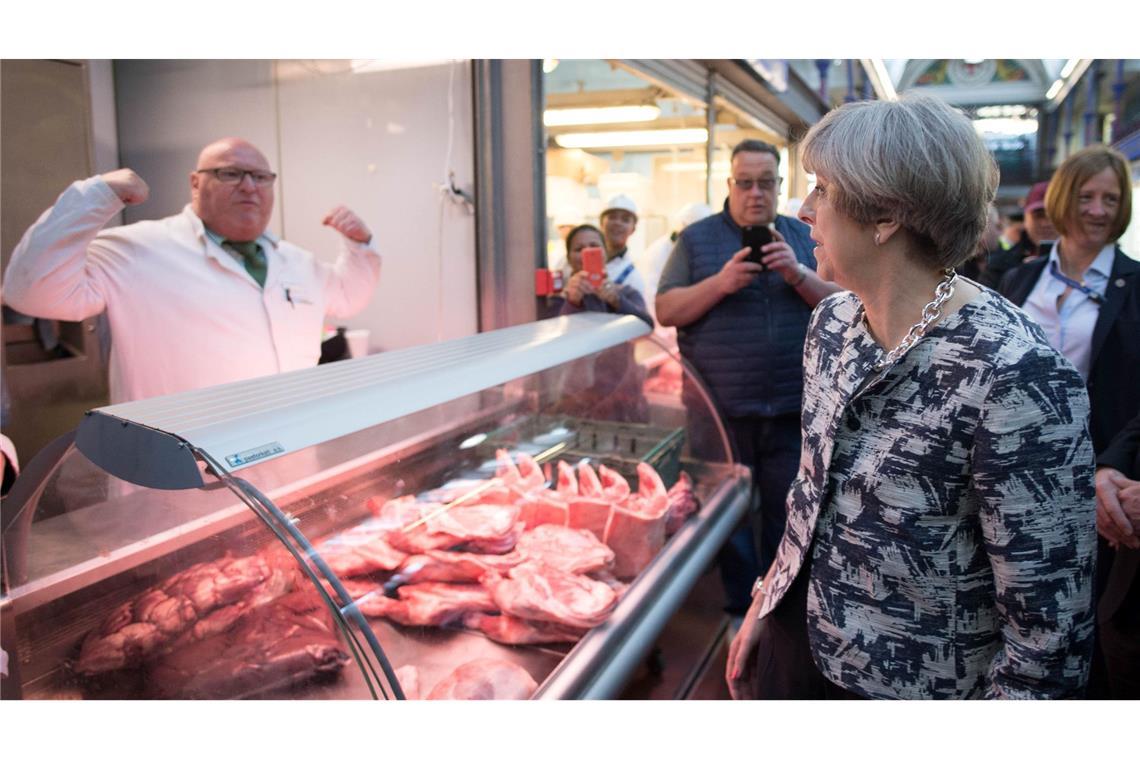 Nach mehr als 800 Jahren: Londons Fleischmarkt vor dem Aus Wahlkampf an der Fleischtheke: Die frühere Regierungschefin Theresa May besuchte den Smithfield Market.