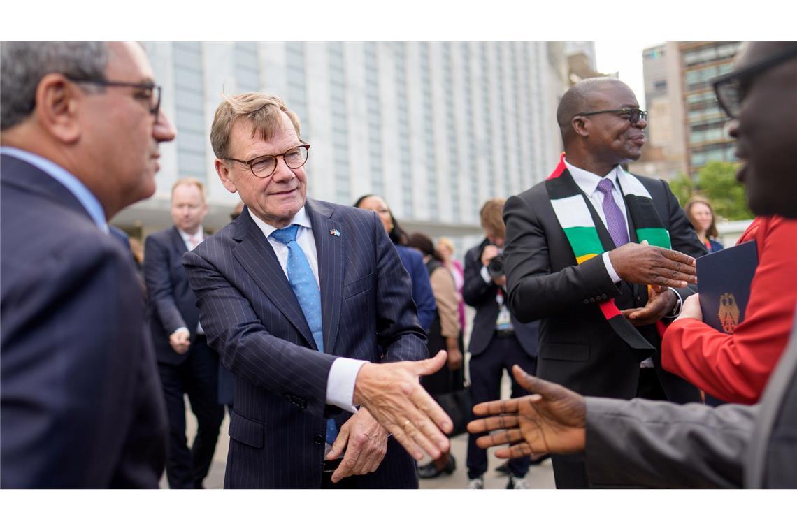 Wahlkampf bedeutet auch Händeschüttel: Außenminister Wadephul in New York