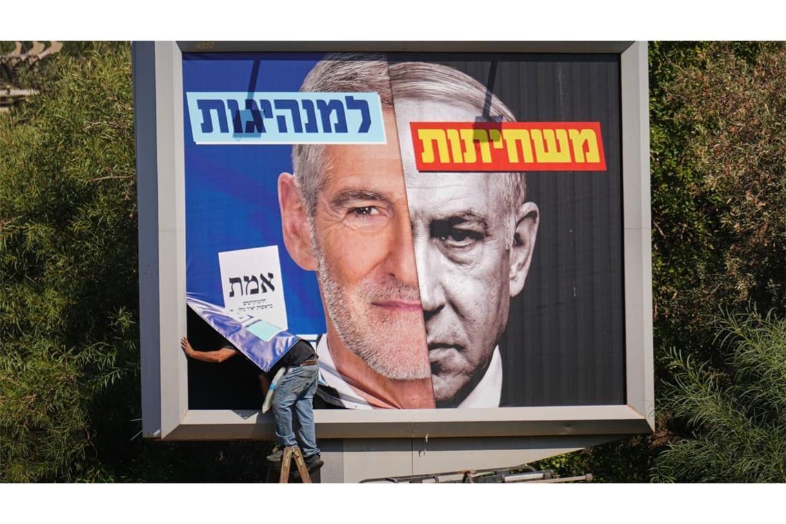 Wahlkampf in Israel: Ein Plakat der oppositionellen Demokratischen Partei zeigt deren Vorsitzdenden Yair Golan (l.) neben einem Bild des israelischen Ministerpräsidenten Benjamin Netanjahu (r.). Der hebräische Slogan lautet: „Von der Korruption zur Führung.“ Am Dienstag wird im Land gewählt.