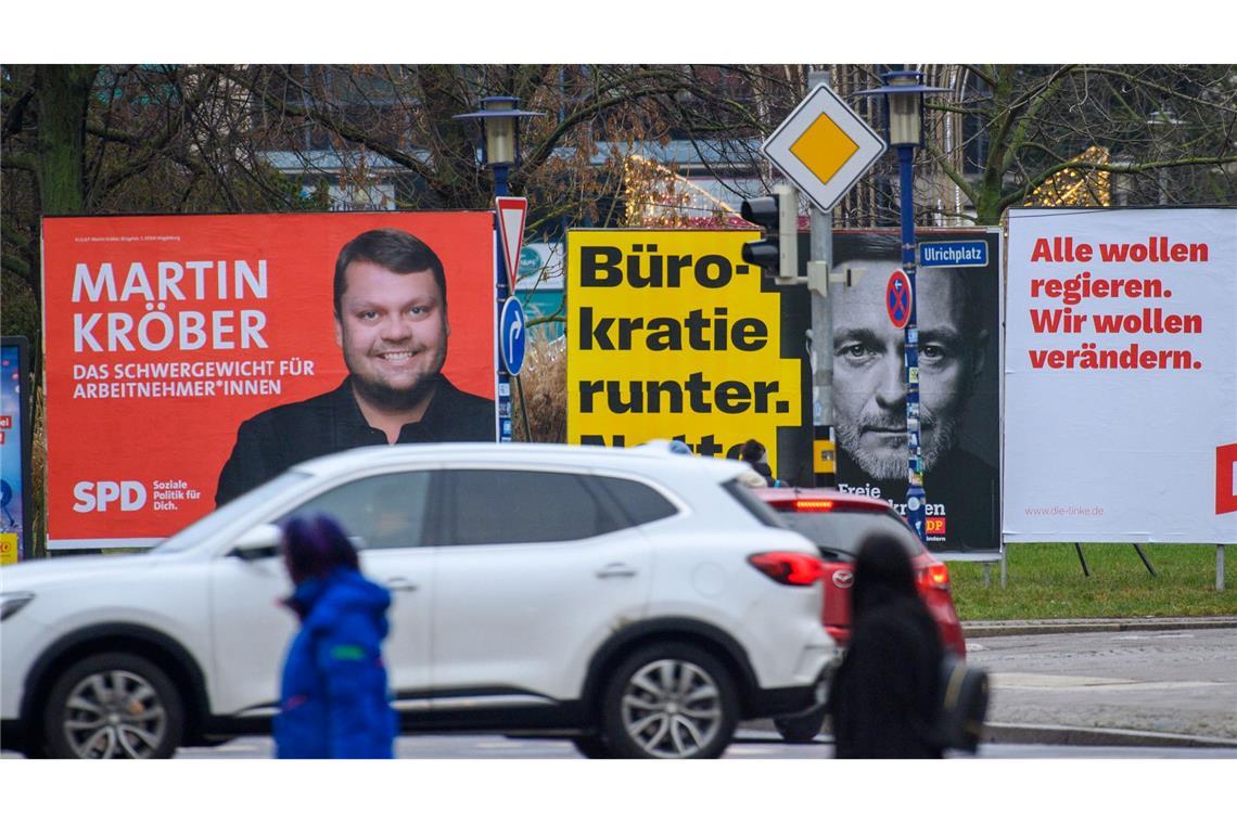 Unterwegs in Neukölln - Zuwanderer tendieren eher nach links Wahlplakate, wie hier in Magdeburg, sollen nicht nur die Kandidaten und Kandidatinnen bekannter machen, sondern idealerweise auch Themen ansprechen, die die Wähler besonders bewegen. Aktuell ist das vor allem das Problemfeld Wirtschaft und Inflation.