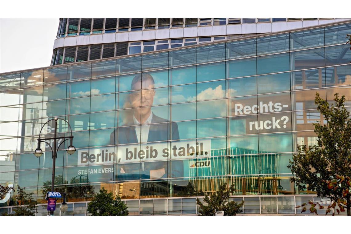 Wahlwerbung mit dem CDU-Spitzenkandidaten für Berlin, Stefan Evers, an der Front der Bundesgeschäftsstelle des Konrad-Adenauer-Hauses in der Hauptstadt.