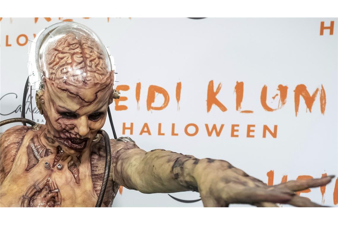 Heidis Klums Halloween-Kostüme: Die spektakulären Looks der vergangenen 25 Jahre Wahrlich schaurig: Vor der Corona-Pandemie erschien Heidi Klum 2019 als eine Art Zombie auf ihrer Party.