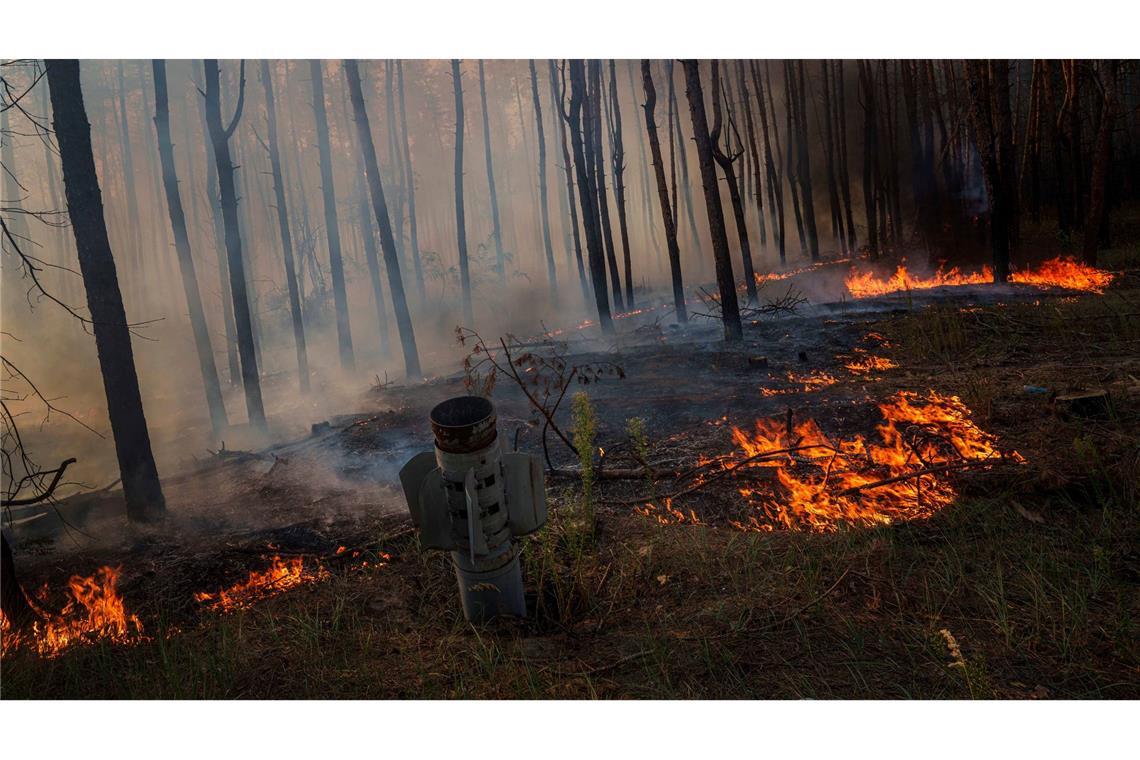 Ukraine-Krieg heizt Klimakrise an – 237 Millionen Tonnen CO2 Waldbrände in der Ukraine, die viel Treibhausgase freisetzen, werden oft durch Gefechte ausgelöst. (Archivbild)