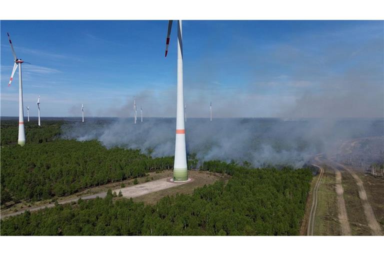 Waldbrand bei Jüterbog: Rauch über ehemaligem Truppenübungsplatz