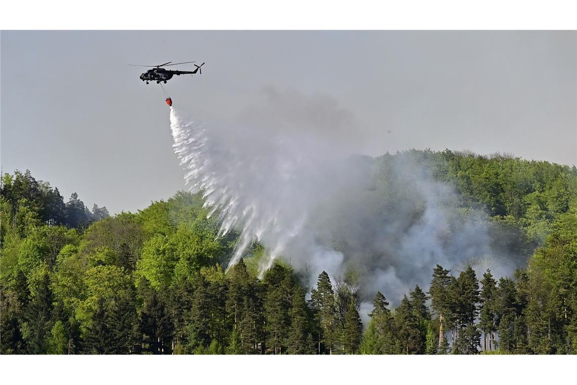 Waldbrand im Nationalpark Böhmische Schweiz: Löschhubschrauber sind im Einsatz