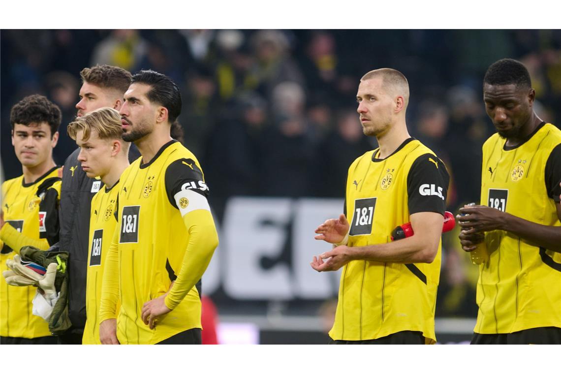BVB strauchelt weiter: Kovac-Effekt bleibt zunächst aus Waldemar Anton (2.v.r.) war der Dortmunder Pechvogel bei der Niederlage gegen Stuttgart