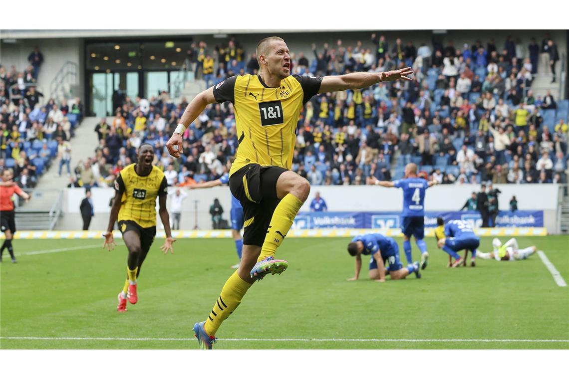 Meister-Entscheidung vertagt – Freiburg und BVB auf Europakurs Waldemar Anton bejubelt den Siegtreffer zum 3:2 für den BVB.
