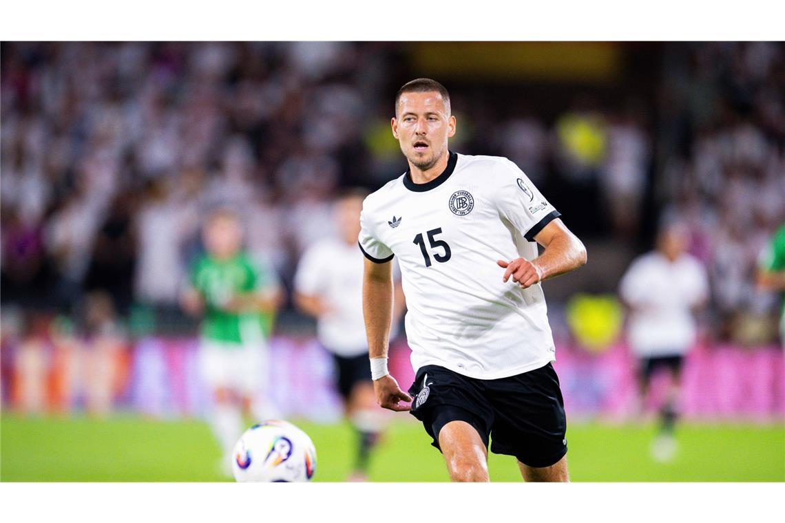 Waldemar Anton (Note 4,5): Der ehemalige VfB-Profi profitierte vom verletzungsbedingten Ausfall seines BVB-Teamkollegen Nico Schlotterbeck – und machte seine Sache in der Innenverteidigung zumindest etwas besser als sein Nebenmann Tah. Das war aber auch nicht schwer. Ergo: Auch Anton reihte sich ein in das deutsche Chaos in Hälfte eins – und war dafür mitverantwortlich.