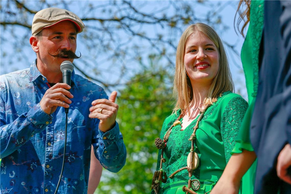 „Die Zeit hat mir mehr Leichtigkeit beschert“ Waldfee Leonie Treml – die Aufnahme stammt aus dem Jahre 2019 bei ihrer Amtseinführung, neben ihr steht Liedermacher Tom Lugo. Foto: J. Fiedler