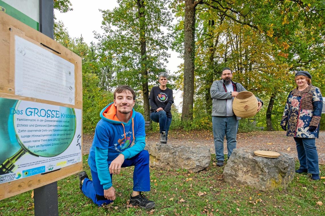 Waldschrat Jan Vogel (Zweiter von rechts) hat sich zum Team Katharina Schönemann (Zweite von links) und Nico Dollmann (links) – die Macher der Familienrallyes – gesellt, um aus dem Korb mit den Postkarten der Teilnehmer, den er vorher noch mal gut durchgeschüttelt hat, die Gewinner zu ziehen. Sibylle Uebele (rechts) ist als Vertreterin der Gemeindeverwaltung Auenwald ebenfalls dazugestoßen. Dort können Familien die Erlebnistour „Das große Krabbeln“ am Schloss Ebersberg auch in den Herbstferien noch besuchen. Foto: A. Becher