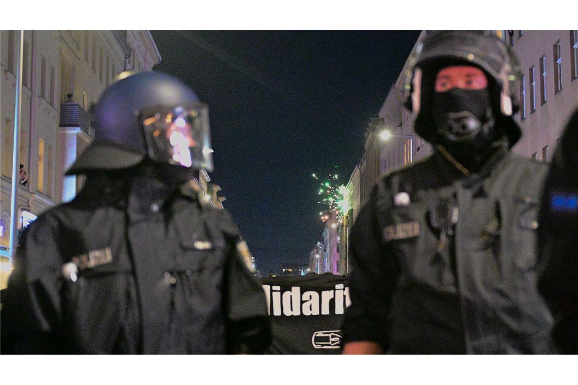 Bilder des Tages Walpurgisnacht in Berlin war eher ruhig, obwohl hinter der Demonstration ein Feuerwerk gezündet wird.