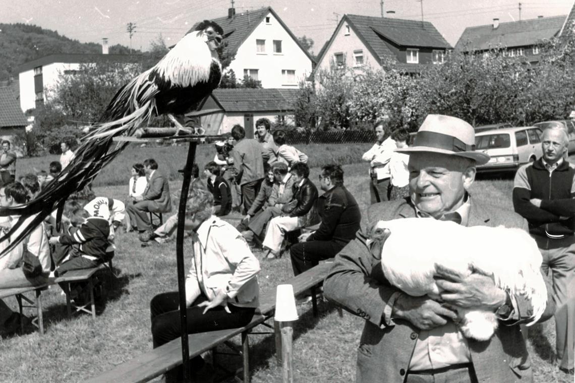Mission Kleintierzucht Walter Helbig (rechts vorne) war von 1956 an über 30 Jahre Vorsitzender des Geflügelzuchtvereins. In dieser Zeit fand das eine oder andere sogenannte Hahnenwettkrähen der Tiere statt. Die Aufnahme ist bei einer solchen Veranstaltung entstanden. Fotos: Privatsammlung Wolfgang Hess