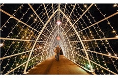 Wandeln im Lichttunnel