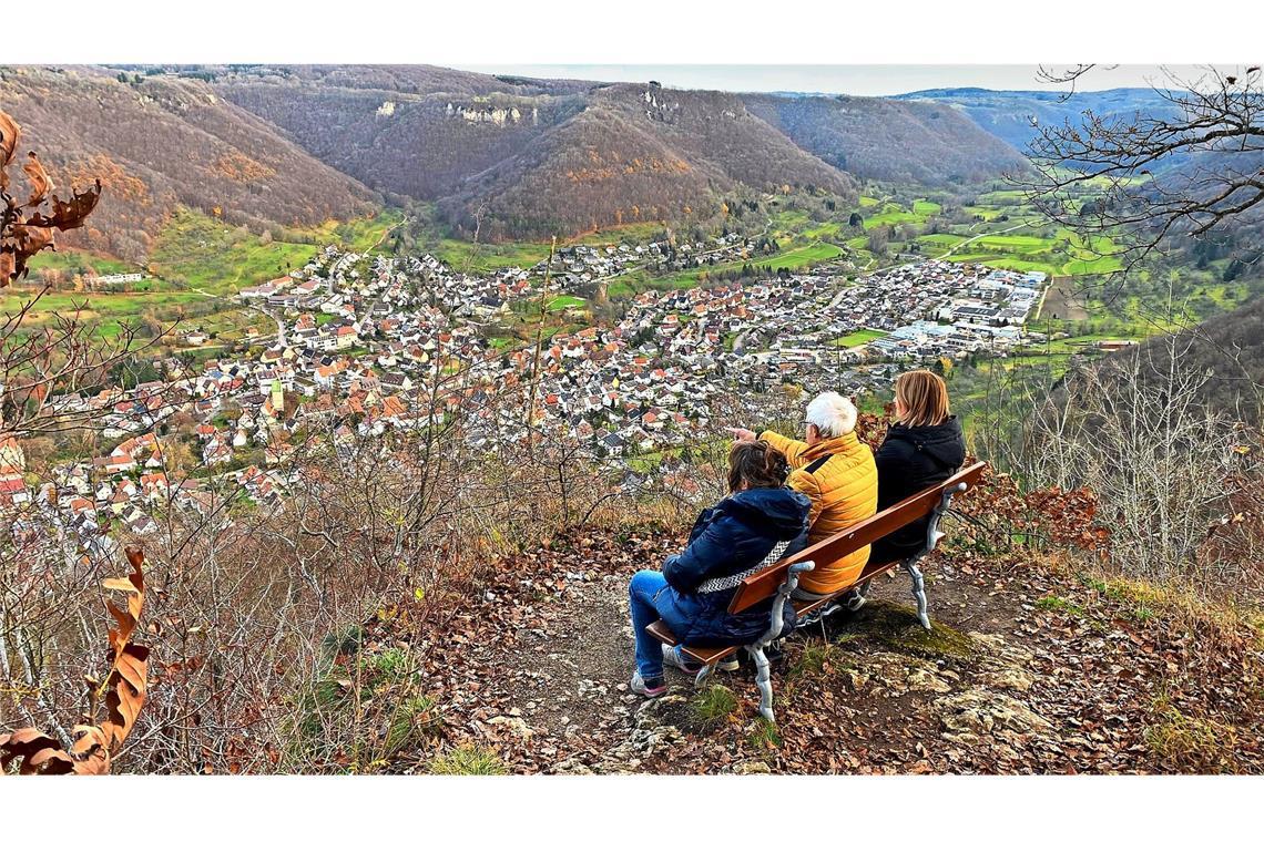 Auf der Bassgeige den Keltenspuren folgen Wanderer am Kammfelsen mit Blick auf Oberlenningen