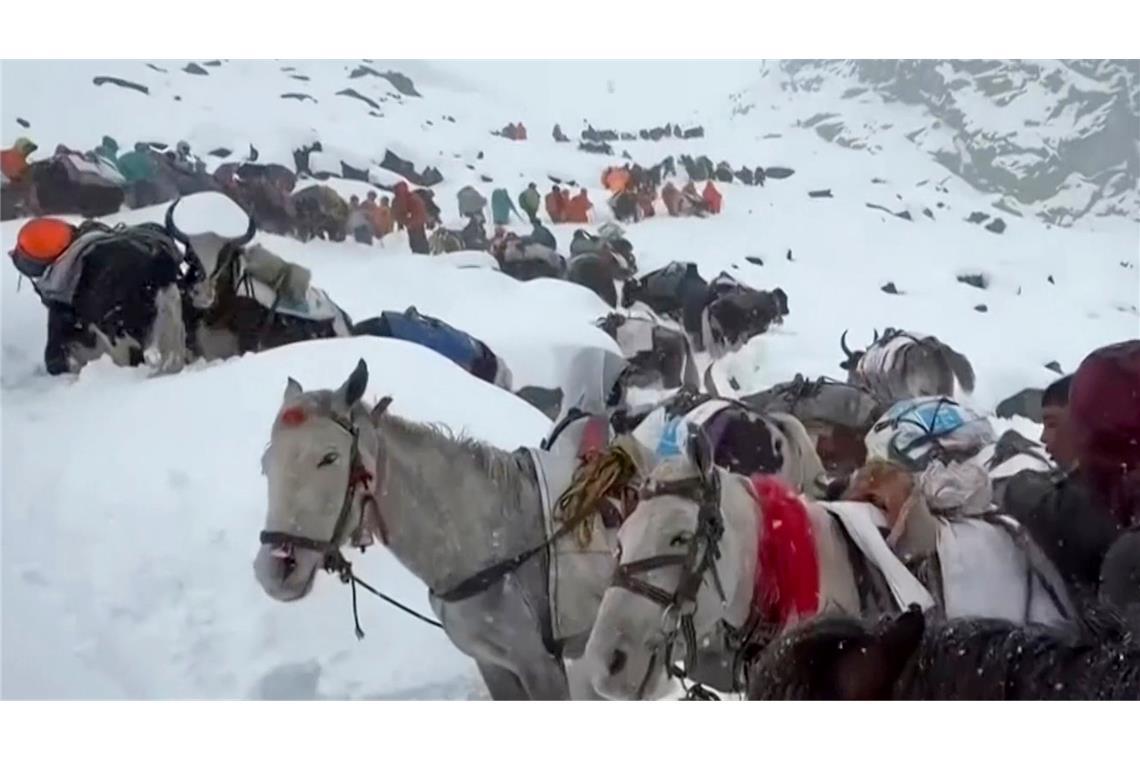 Hunderte Wanderer am Mount Everest aus Schneesturm gerettet Wanderer sitzen am Mount Everest fest.