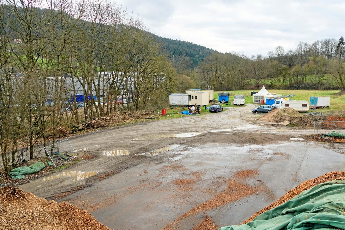 Wann in der Froschgrube eine größere Fotovoltaikanlage aufgestellt werden kann, ist noch offen. Nächster Schritt ist die finale Abstimmung über die Aufteilung der Fläche zwischen den Nutzern: Stadt und Stadtwerke, Abfallwirtschaft Rems Murr sowie Motorsportclub. Danach ist klar, wie viele Quadratmeter für Solarpanels zur Verfügung stehen. Foto: Stefan Bossow