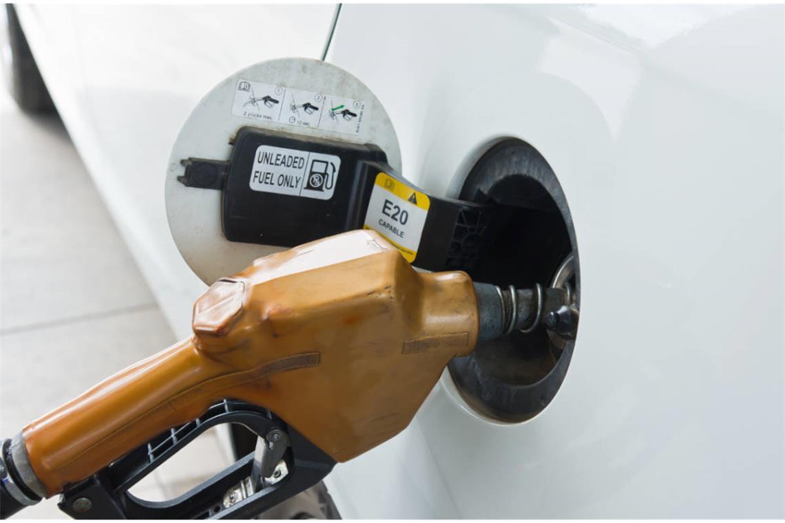 Wann kommt E20-Benzin? Erfahren Sie alles über den neuen Kraftstoff, seine Vorteile, Herausforderungen und den geplanten Start in Deutschland.