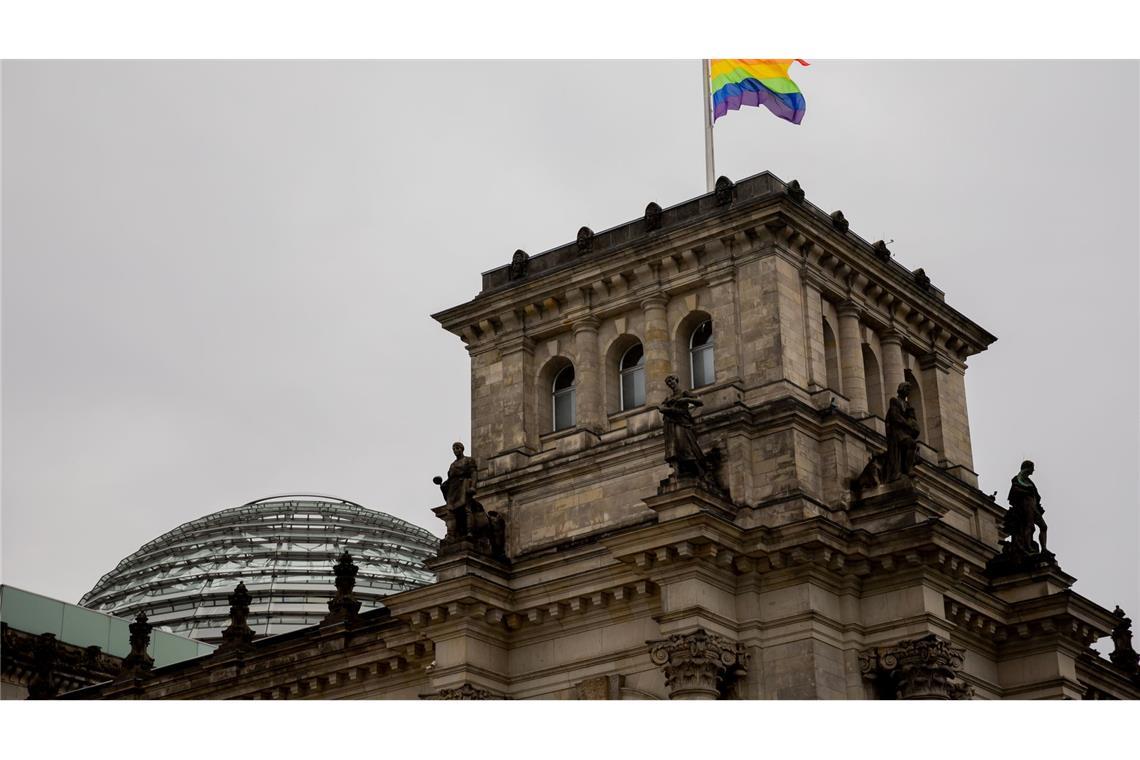 Wann weht die Regenbogenflagge über dem Bundestag? An dieser Frage entzündete sich 2025 ein politischer Streit. (Symbolbild)