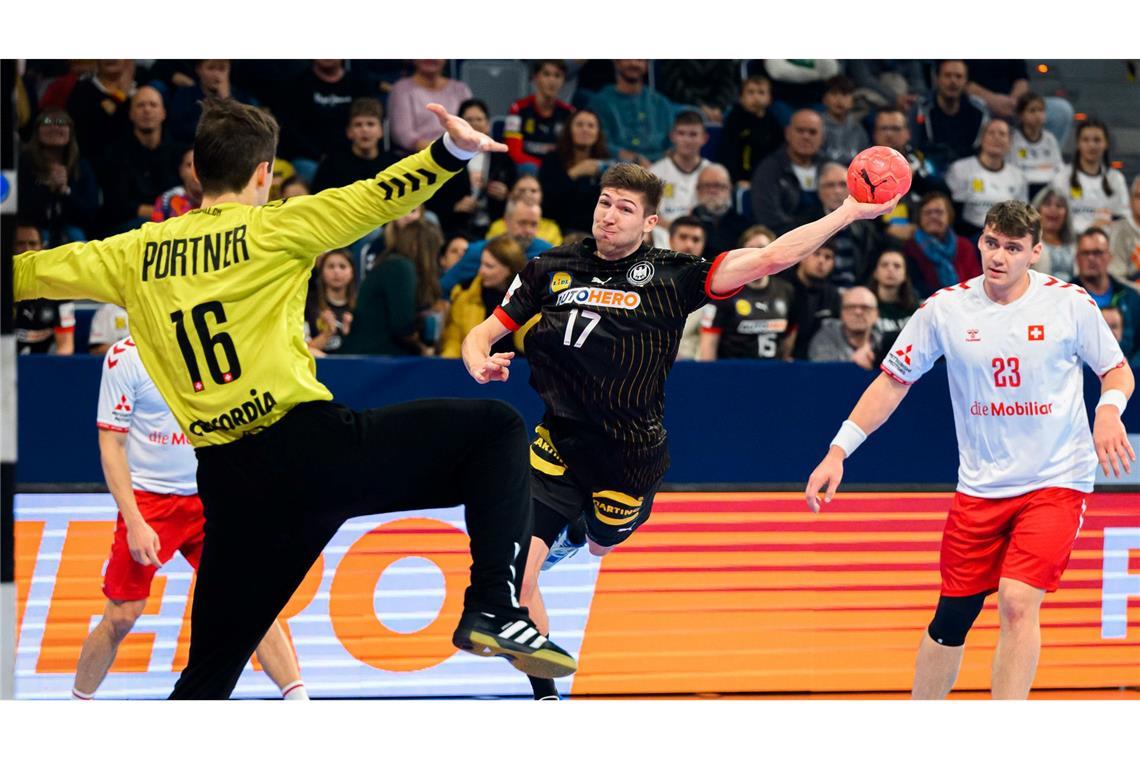 Tricks und Tore: Handballer glänzen gegen die Schweiz War bester deutscher Werfer beim Sieg der deutschen Handballer gegen die Schweiz: Lukas Zerbe