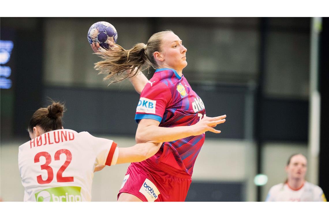 Handball-Frauen bejubeln Sieg in Dänemark War eine wichtige Stütze beim Sieg der deutschen Handballerinnen gegen Dänemark: Rückraumspielerin Viola Leuchter.