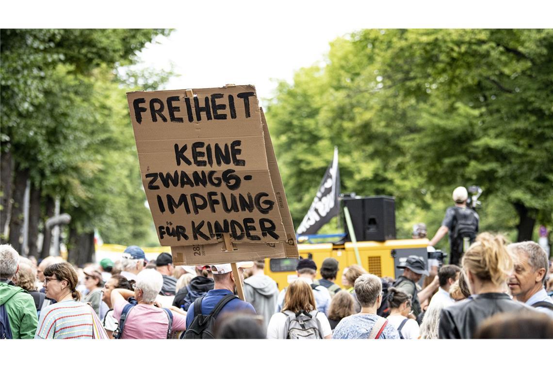 „Querdenken“-Gründer Michael Ballweg klagt gegen Berlin War es rechtens die Demonstrationen gegen die Corona-Maßnahmen in Berlin einzuschränken? Dazu soll am Donnerstag ein Urteil gefällt werden. (Archivbild)