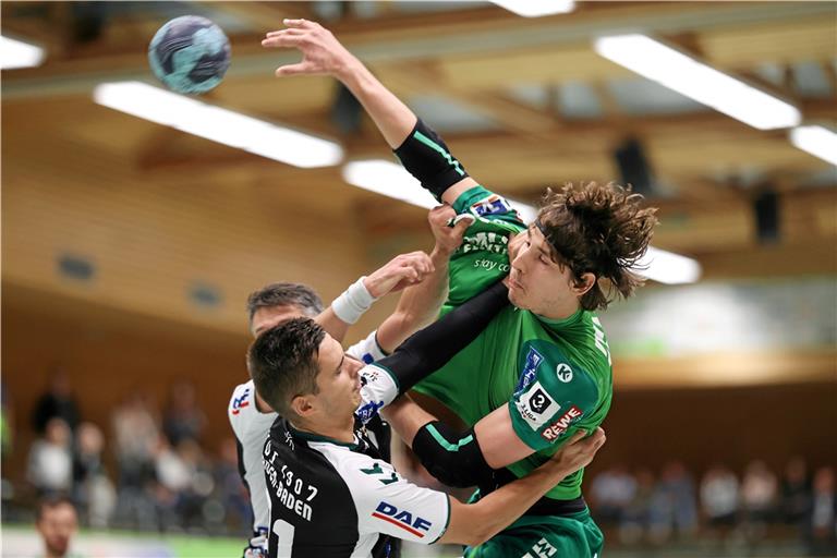 War vom Gegner kaum in den Griff zu bekommen: Marc Godon (beim Wurf), der sechsmal ins Baden-Badener Tor traf. Foto: Alexander Becher