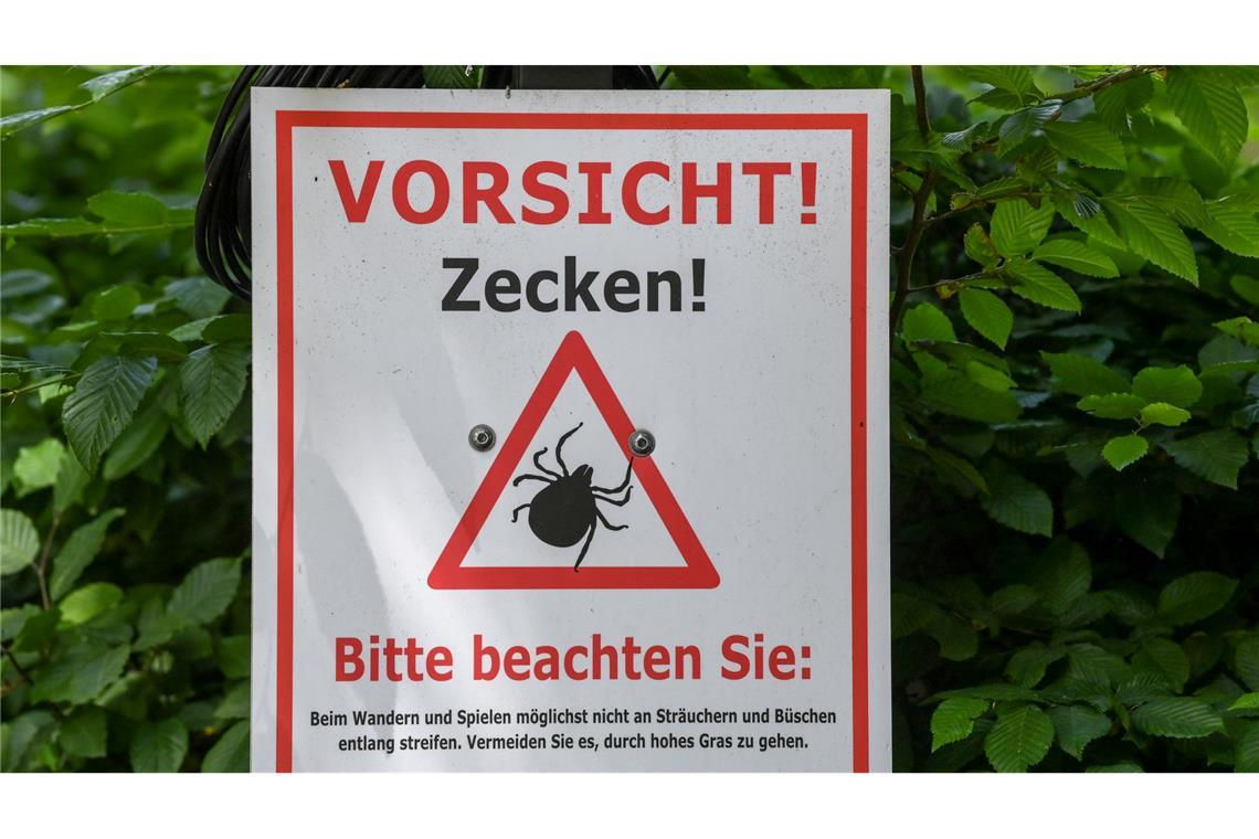 Zecken: "Bedeutendste Überträger von Infektionserregern" Warnschilder liefern oft auch Hinweise, wie man sich vor Zeckenstichen schützen kann. (Archivbild)