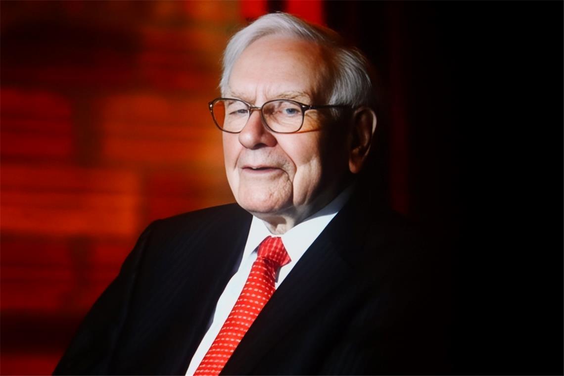 Warren Buffett – Das „Orakel von Omaha“ bleibt in den Top Ten, sein Vermögen sinkt jedoch.
