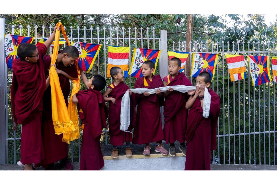 Bilder des Tages Warten auf den Dalai Lama: Junge, buddhistische Mönche warten darauf, ihr geistliches Oberhaupt, den Dalai Lama, in der indischen Stadt Dharamsala zu begrüßen.