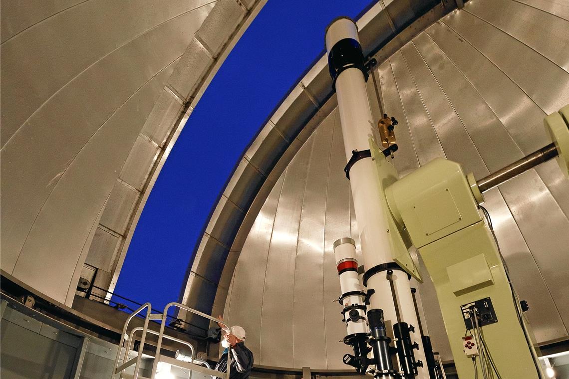 Stelldichein mit Saturn und Jupiter Warten auf die Dunkelheit: Noch ist der Himmel über der Westkuppel tiefblau.