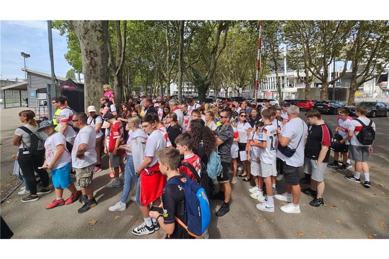 Wartende Fans am Einlass vor dem Training am Montag
