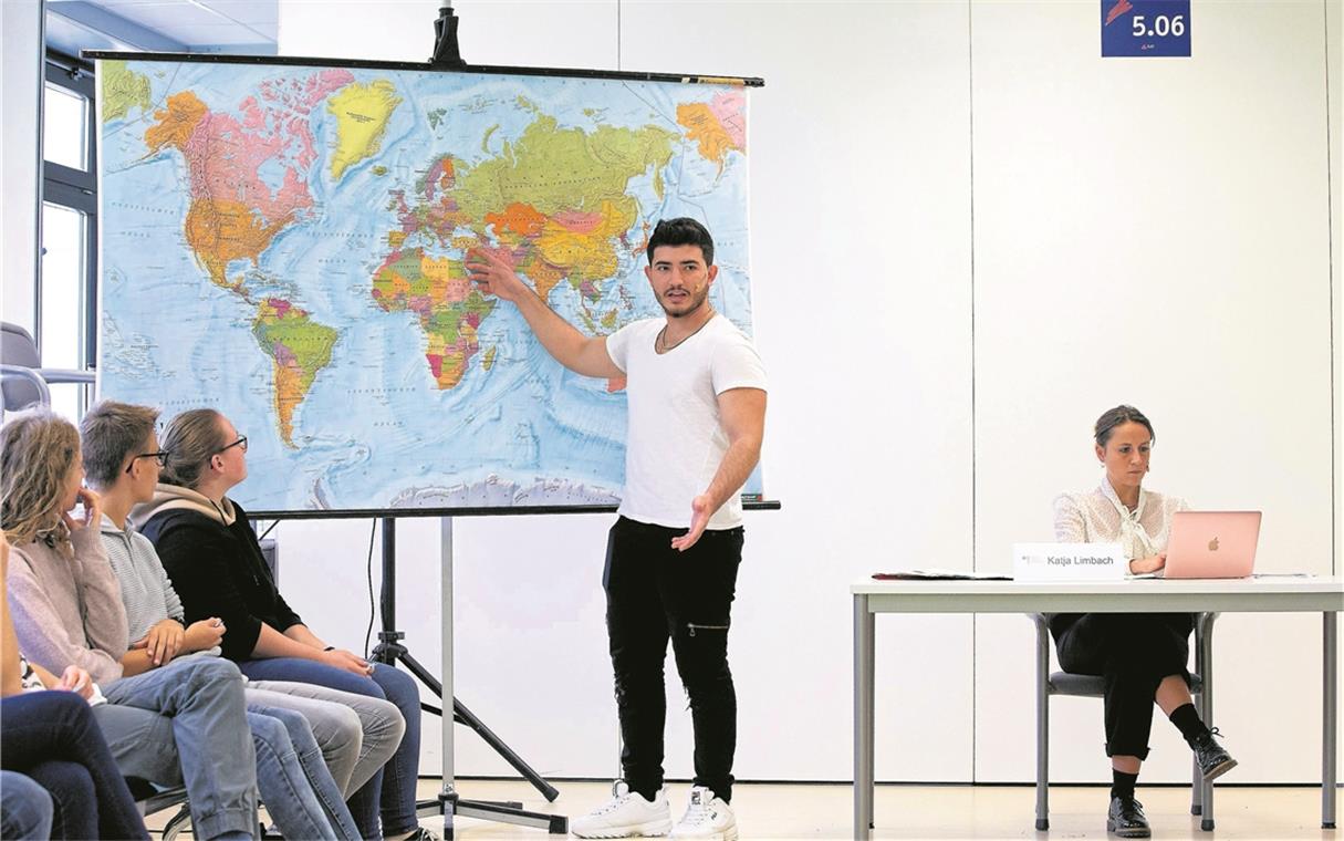 Leichtes Gepäck, schwere Geschichten „Wartezimmer“ fängt in Szenen beispielhaft ein, was Flüchtlinge auf ihrem Weg erleben. Die Besonderheit ist, dass die Rollen von wirklich Geflüchteten eingenommen werden. Foto: J. Fiedler