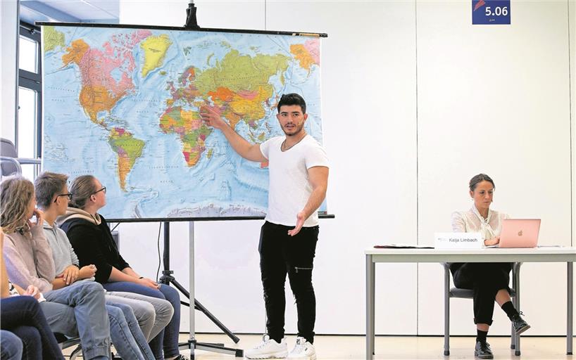 „Wartezimmer“ fängt in Szenen beispielhaft ein, was Flüchtlinge auf ihrem Weg erleben. Die Besonderheit ist, dass die Rollen von wirklich Geflüchteten eingenommen werden. Foto: J. Fiedler