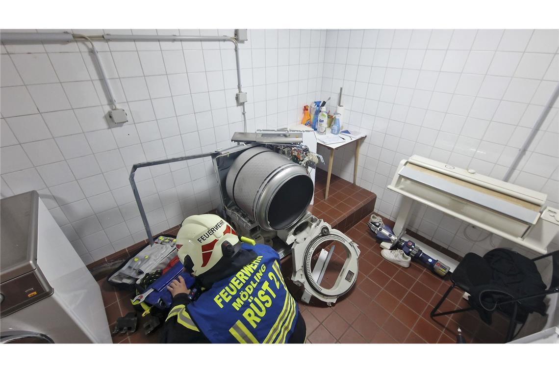 Feuerwehr befreit 13-Jährige aus Wäschetrockner Warum das Kind in den Trockner stieg, ist nicht bekannt.