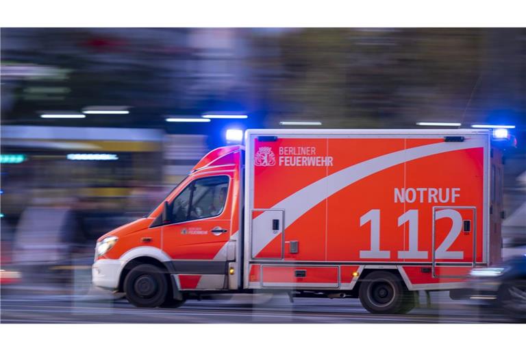 Warum der Autofahrer in den Gegenverkehr geriet, ist laut Polizei Gegenstand der Ermittlungen. (Symbolbild)