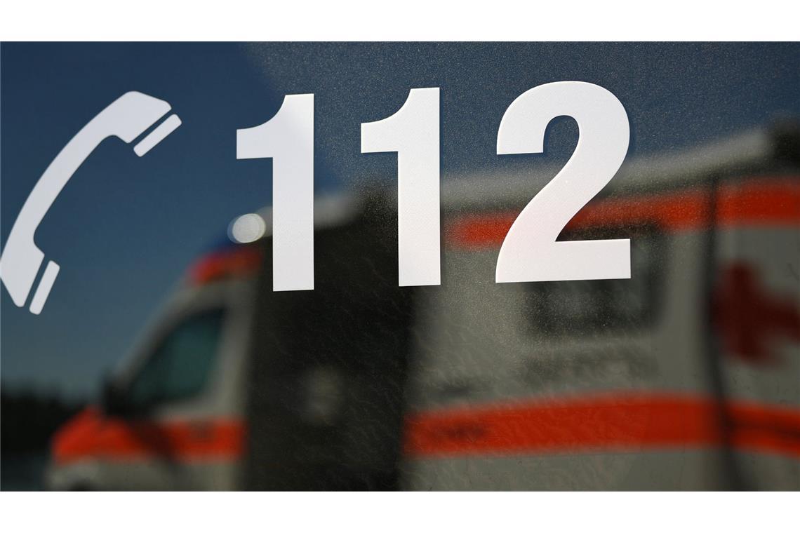 Linienbus prallt gegen Baum – Fahrer verletzt Warum der Busfahrer von der Straße abkam, ist noch unklar. (Symbolbild)