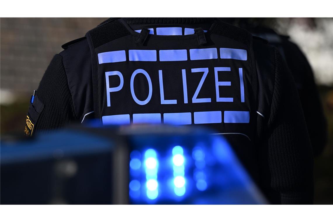 Warum der Lastwagenfahrer von der Fahrbahn abkam, ist bislang nicht bekannt. (Symbolbild)