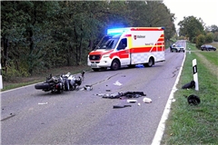 Warum der Motorradfahrer auf die Gegenfahrbahn geriet, ist noch unklar. Foto: 7aktuell.de/Kevin Lermer 