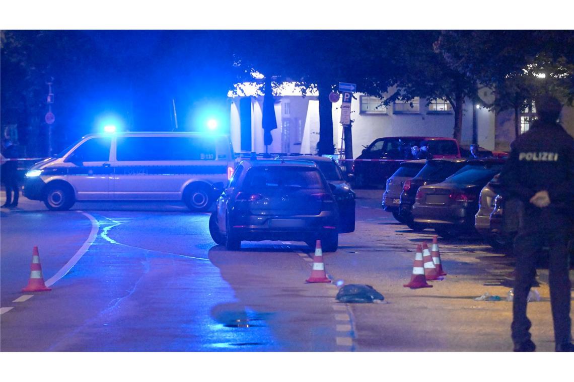 Frau nach Angriff erschossen - was wir wissen und was nicht Warum die Frau auf die Menschen eingestochen hat, ist bislang unklar.