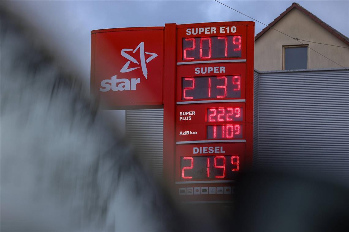 Warum Diesel aktuell teurer als Benzin ist, liegt an geopolitischen Spannungen, Heizöl-Nachfrage und CO2-Bepreisung. Erfahren Sie die Hintergründe.